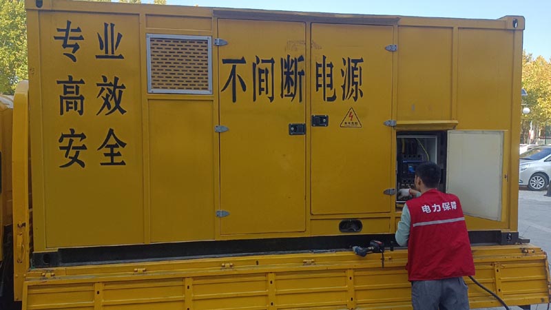 荣昌柴油发电机组和UPS电源配合使用时，如何避免切换过程中的电力中断？
